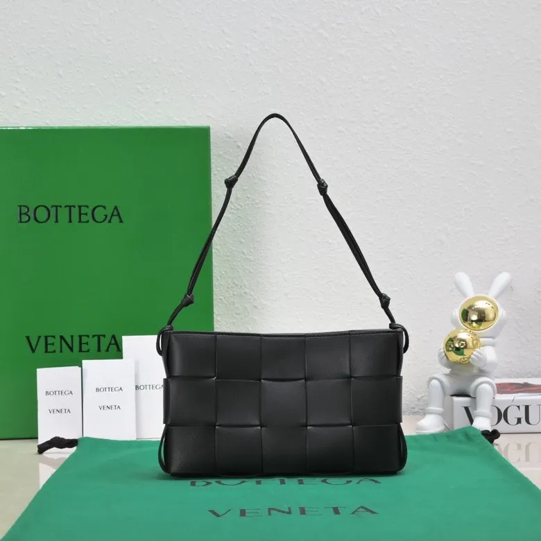 Batch 1260 #BV 2023 Cassette rope armpit bag is here🎈Simple, versatile and versatile formula bag made of intreccio woven cow leather. The square bag shape is wear-resistant and durable. Minimalism and commuting really complement each other. There are 4 card slots inside and thoughtful design✔️ Magnetic buckle closure to better protect privacy [Happy] When you are worried about matching, it is a bag that can be taken out with just one lift~ Dimensions: 22.5x13.5x4.5, Model: 7741